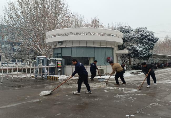 掃雪除冰我先行，冰雪更映黨旗紅